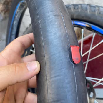 Yeni Alınan Motorda Fabrikasyon Hata: Lastikten Çıkan Plastik Parça İç Lastiği Patlattı