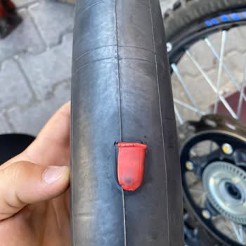 Yeni Alınan Motorda Fabrikasyon Hata: Lastikten Çıkan Plastik Parça İç Lastiği Patlattı