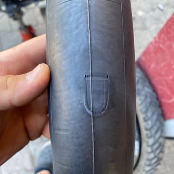 Yeni Alınan Motorda Fabrikasyon Hata: Lastikten Çıkan Plastik Parça İç Lastiği Patlattı