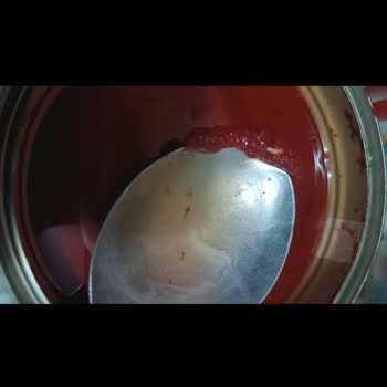 Açılmamış Tat Salça İçerisinde Kurt Benzeri Yabancı Maddelerle Karşılaştım