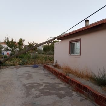 Tehlikeli Telekom Direği Can Güvenliğimizi Tehdit Ediyor: Acil Onarım Talebi