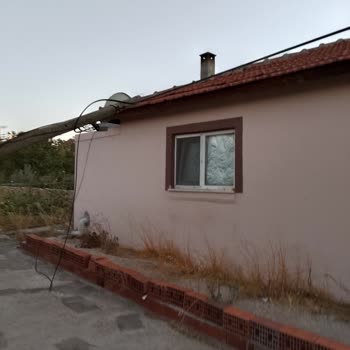 Tehlikeli Telekom Direği Can Güvenliğimizi Tehdit Ediyor: Acil Onarım Talebi