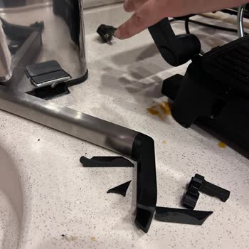 Yeni Alınan Tost Makinesinin Menteşesi İkinci Kullanımda Kırıldı