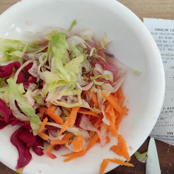 Tokoçin Restaurant Salatanın İçinde Canlı, Tırtıla Benzer Bir Böcek Hareket Ediyordu