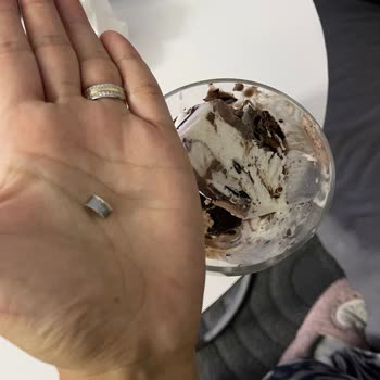 Dondurma İçinden Çıkan Sert Plastik Parça Sağlık Riski Yarattı