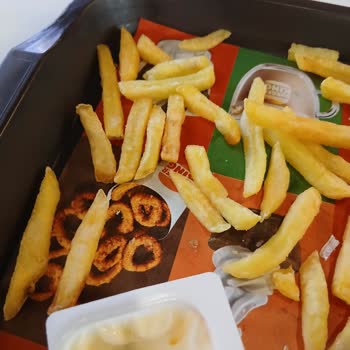 Bayat Ürünler ve Kötü Hizmet Nedeniyle Olumsuz Burger King Deneyimi