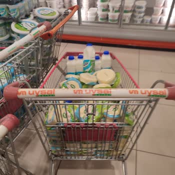 Uysal Market'te Süt Ürünlerinin Uygunsuz Şekilde Saklanması Sağlığımızı Tehdit Ediyor