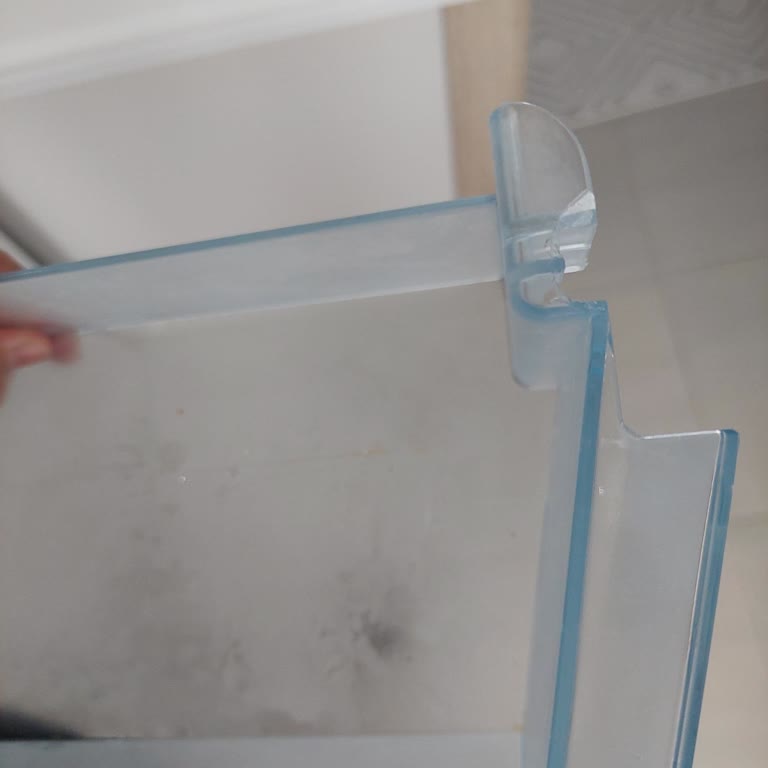 Buzdolabı Şişe Rafı Garanti Süresi İçinde Kendiliğinden Kırıldı