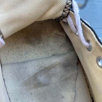 Aldığım Converse Ayakkabının İç Astarında Sürekli Döküntü Oluşuyor, Garanti Kapsamında Yardım Alamadım