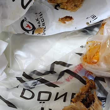 Kötü Kokulu Ve Büyük Kesilmiş Tavuk Döner Nedeniyle Mide Bulantısı Yaşadım