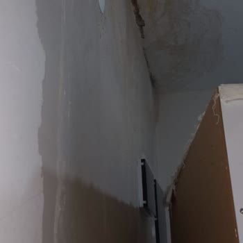 Yağmurda Çatıdan Sızan Su Evime Zarar Veriyor, Kalıcı Çözüm Bekliyorum