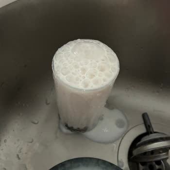 Tarihi Geçmemiş Kefirin Kapağı Fışkırdı Ve Ekşimişti