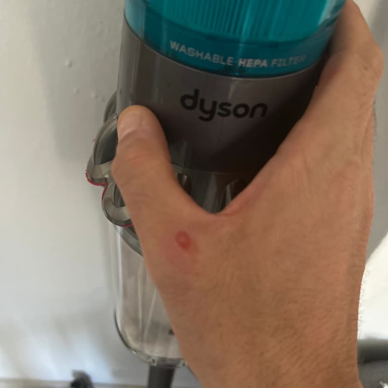 Dyson V15 Süpürge Tetik Mekanizması Başparmakta Hassasiyete Yol Açıyor