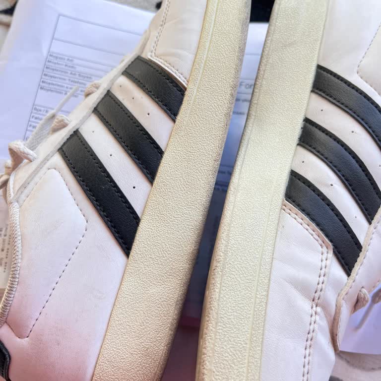 Kısa Sürede Sararan Adidas Ayakkabı İçin Değişim Talebi
