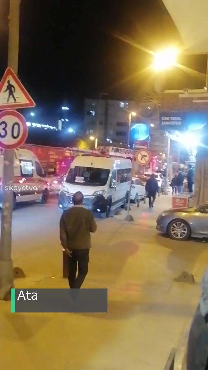 İstanbul Büyükşehir Belediyesi Ambulanslar ve İtfaiyeler Yolda Kalıyor Park Sorunu videonun kapak resmi