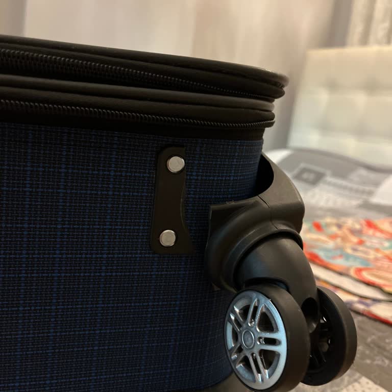 Kırık Tekerlekli Valiz Ve İlgisiz Satıcı Mağduriyeti