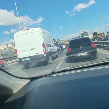 Elze Catering Sürücüsünden Trafikte Tehlikeli Ve Saygısız Davranış