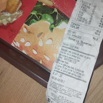 Hamburgerde Kemik Çıktı, Çalışanlar İlgilenmedi Ve Dalga Geçti