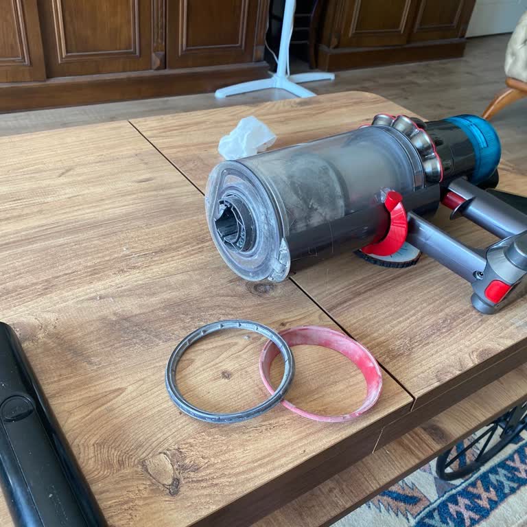 Dyson V15 Süpürgede Sürekli Çıkan Kırmızı Conta Sorunu Çözülmeli