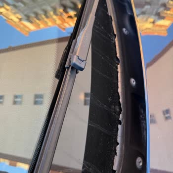 BMW 4.20d Ön Cam Ve Kaput Plastiklerinde Erken Deformasyon Sorunu