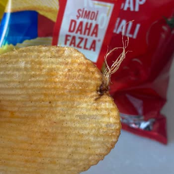 Ruffles Ketçaplı Cipste Patates Sapı Kalıntılarıyla Karşılaştım