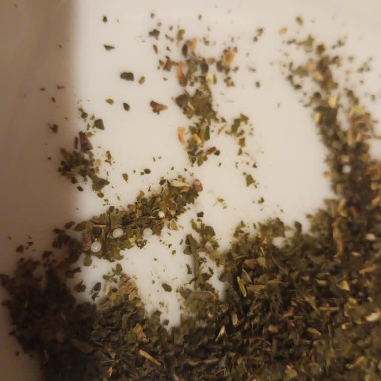 Yeşil Çayda Beyaz Parçacıklar Ve Sağlık Sorunları Nedeniyle Endişe