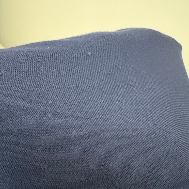 İki Kez Giyilen Tişörtte Deformasyon Ve İlgisiz Mağaza Yaklaşımı