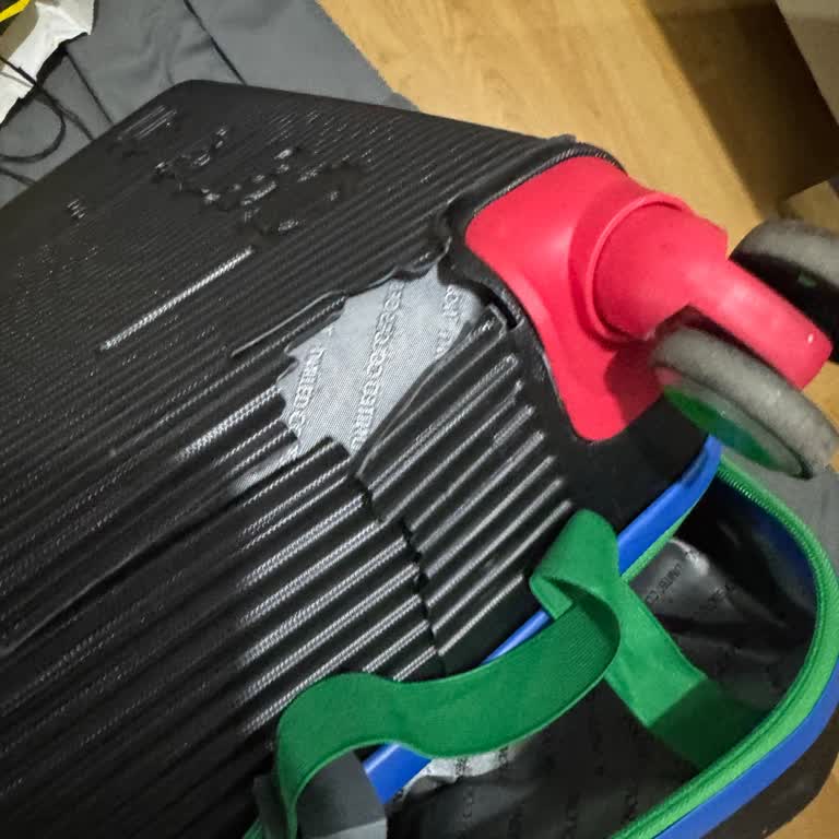 Benetton Valiz 2 Kullanımda Kırıldı, Kalitesiz Üretimden Şikayetçiyim