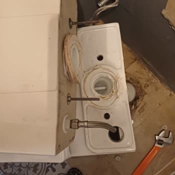 Seramiksan Neon Klozet Sürekli Su Kaçırıyor, Çözüm Sunulmuyor