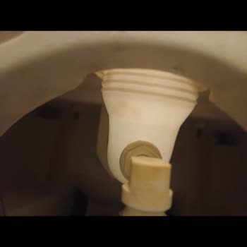 Seramiksan Neon Klozet Sürekli Su Kaçırıyor, Çözüm Sunulmuyor