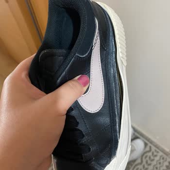 Kısa Sürede Yanlarında Açılma Olan Nike Ayakkabı İçin Değişim Talebi