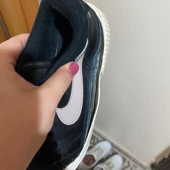 Kısa Sürede Yanlarında Açılma Olan Nike Ayakkabı İçin Değişim Talebi