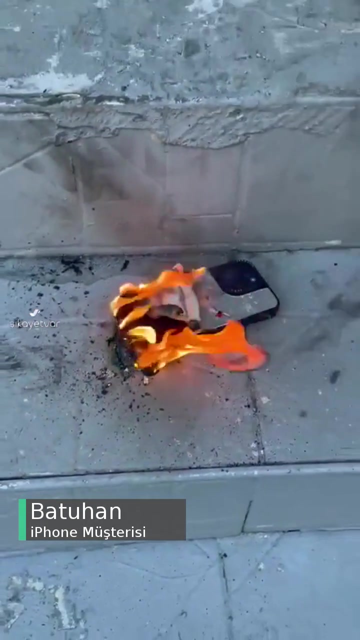 iPhone 14 Pro Max Cebimde Alev Aldı videonun kapak resmi