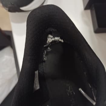 Ayakkabıda Yırtık Ve 26 Gündür Çözüm Bekleyen Müşteri Mağduriyeti