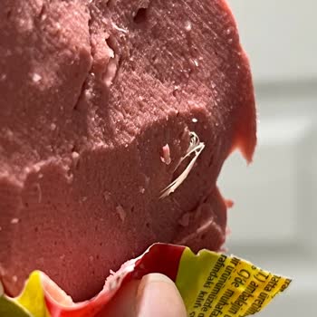 Aldığım Salamda Yabancı Madde Buldum Ve Mağazada Yetkiliye Ulaşamadım