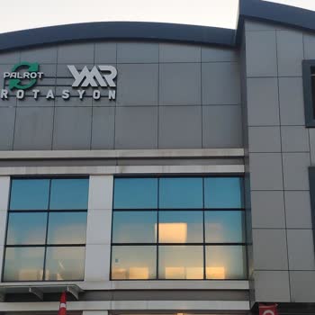 Yol Çalışması Sonrası Oluşan Göçük Araçlara Zarar Veriyor