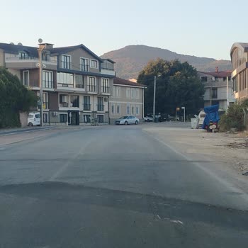 Yol Çalışması Sonrası Oluşan Göçük Araçlara Zarar Veriyor