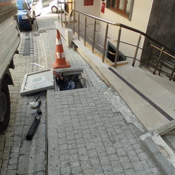 Apartman Girişimizdeki Türk Telekom Rögar Kapağı Nedeniyle Sürekli Yaşanan Rahatsızlık Ve Çözüm Eksikliği