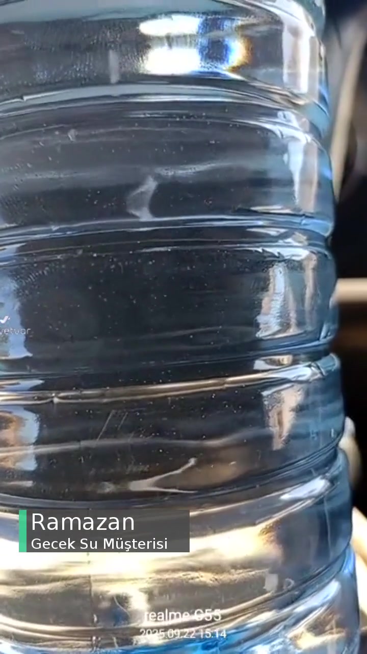 Gecek Su İçinde Beyaz Plastik Kağıt videonun kapak resmi