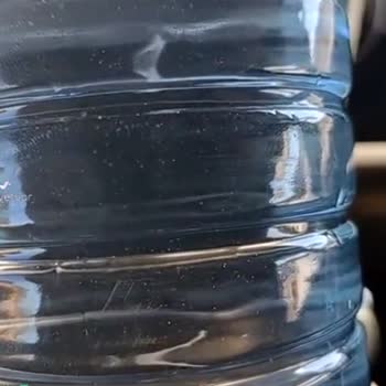 Gecek Su İçinde Beyaz Plastik Kağıt