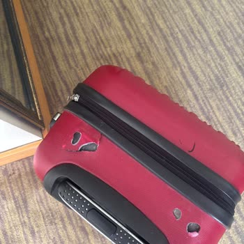 Ajet Uçuşunda Valizlerim Ciddi Şekilde Hasar Gördü, Çözüm Sunulmuyor