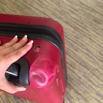 Ajet Uçuşunda Valizlerim Ciddi Şekilde Hasar Gördü, Çözüm Sunulmuyor