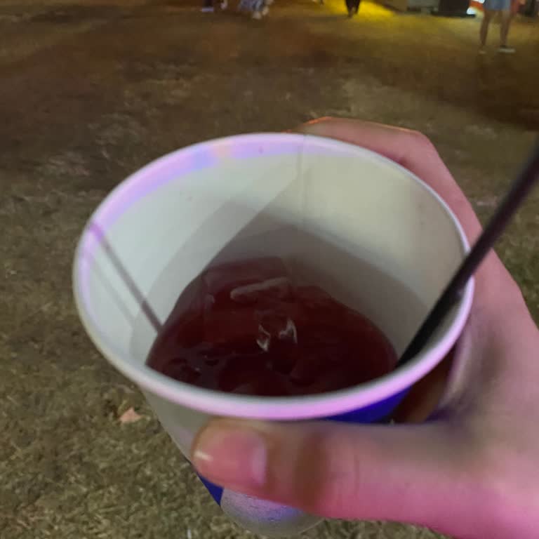 Compré Red Bull en lata y recibí menos cantidad, sin solución en stand