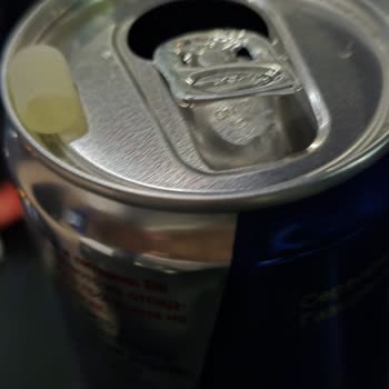 Encontré una pieza extraña en mi Red Bull 355 ml y no recibí respuesta
