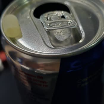Encontré una pieza extraña en mi Red Bull 355 ml y no recibí respuesta