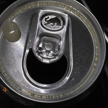 Encontré una pieza extraña en mi Red Bull 355 ml y no recibí respuesta