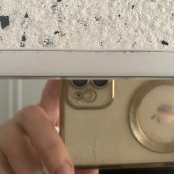 Yeni Alınan Makyaj Masası Ve Aynasında Deformasyon Şoku