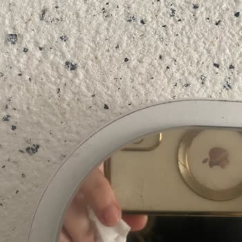 Yeni Alınan Makyaj Masası Ve Aynasında Deformasyon Şoku