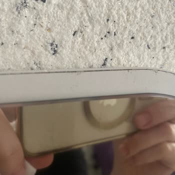 Yeni Alınan Makyaj Masası Ve Aynasında Deformasyon Şoku