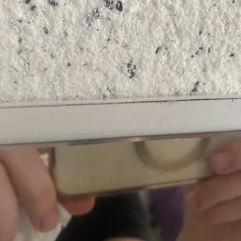 Yeni Alınan Makyaj Masası Ve Aynasında Deformasyon Şoku